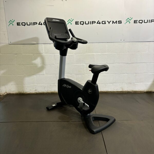 Life Fitness 95C Elevation Series Discover SE Upright Bike